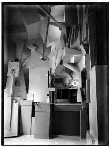 Kurt Schwitters Merzbau (Teilansicht: Grosse Gruppe), um 1932 zerstört (1943) Foto (Repro): Kurt Schwitters Archiv im Sprengel Museum Hannover © Pro Litteris, Zürich